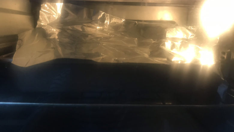 椰香面包卷,观察面包上色可以盖上锡纸,防止烤糊