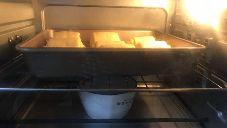 椰香面包卷,放入烤箱40度,下面放一碗开水,二次发酵30分钟