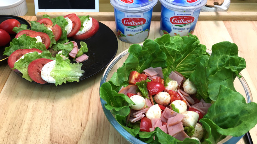 马苏里拉奶酪沙拉，奶香浓郁、口感软滑超级好吃、简单佐餐美味。