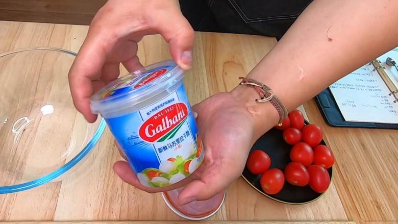 马苏里拉奶酪沙拉，奶香浓郁、口感软滑超级好吃、简单佐餐美味。,这个马苏里拉奶酪是那种包装里会有水的软软的水牛奶酪，这种新鲜的奶酪含水量高、色泽纯白、外型圆润讨喜，入口奶香浓郁、口感软滑超级好吃。我用的是马苏里拉干酪小球。如果是用大球的话，就切成小块也行！
