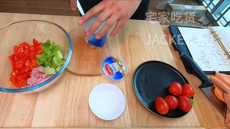 马苏里拉奶酪沙拉，奶香浓郁、口感软滑超级好吃、简单佐餐美味。,<a style='color:red;display:inline-block;' href='/shicai/ 56457'>火腿片</a>切成小块，小番茄对半切，大番茄的话切成小块，<a style='color:red;display:inline-block;' href='/shicai/ 121'>生菜</a>叶切片或者切丝都行。