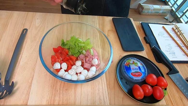 马苏里拉奶酪沙拉，奶香浓郁、口感软滑超级好吃、简单佐餐美味。,蒜切末（可选），<a style='color:red;display:inline-block;' href='/shicai/ 746'>罗勒叶</a>切丝，<a style='color:red;display:inline-block;' href='/shicai/ 801'>海盐</a>，<a style='color:red;display:inline-block;' href='/shicai/ 134333'>黑胡椒</a>，<a style='color:red;display:inline-block;' href='/shicai/ 851'>橄榄油</a>，意大利香醋（意大利香醋没有的话，可以用苹果醋和红糖6:1调和而成。），全部加进去搅拌均匀。
