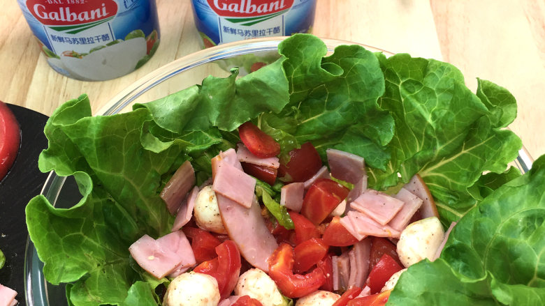 马苏里拉奶酪沙拉，奶香浓郁、口感软滑超级好吃、简单佐餐美味。,用生菜叶做个围边装盘。最后的汤汁，可以用法棍蘸着吃，也是非常好吃。