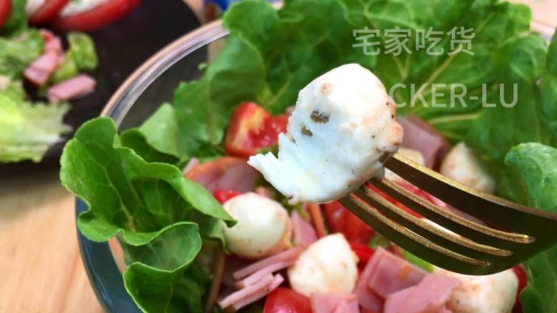 马苏里拉奶酪沙拉，奶香浓郁、口感软滑超级好吃、简单佐餐美味。,佐餐美味，简单方便。