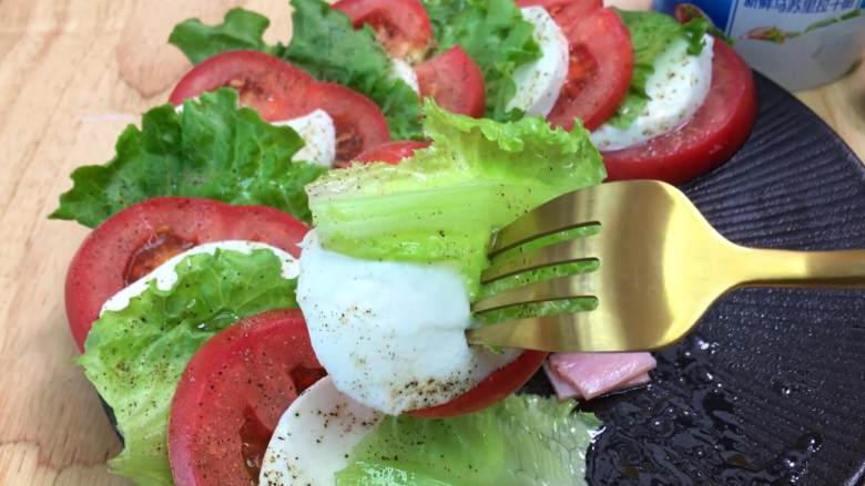 马苏里拉奶酪沙拉，奶香浓郁、口感软滑超级好吃、简单佐餐美味。,颜值高还可以搭配法棍吃。