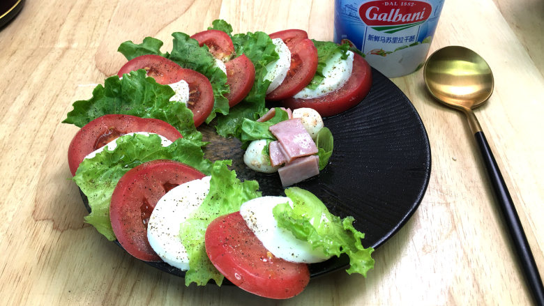 马苏里拉奶酪沙拉，奶香浓郁、口感软滑超级好吃、简单佐餐美味。,颜值高还可以搭配法棍吃。