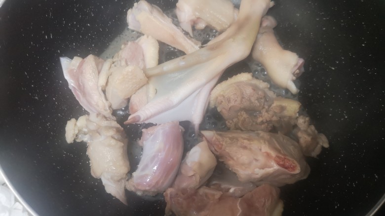 魔芋烧鸭,锅内无油放鸭肉,大火炒出水