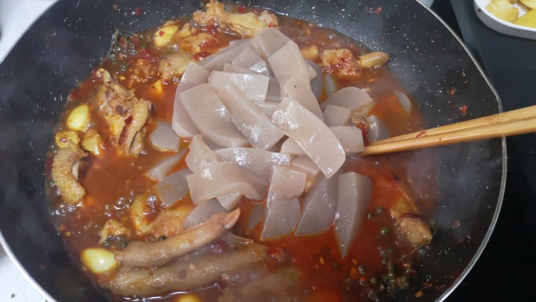 魔芋烧鸭,放焯过水的魔芋,搅拌均匀继续煮5分钟