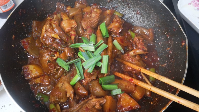 魔芋烧鸭,加大蒜叶段炒几下装盘