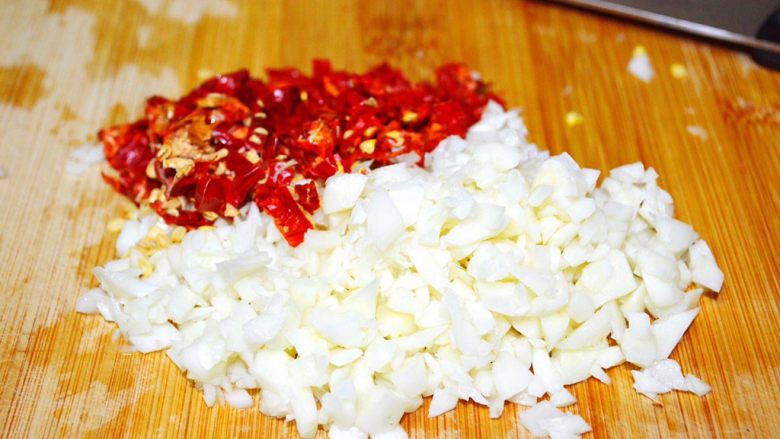 爆炒基围虾,再切点<a style='color:red;display:inline-block;' href='/shicai/ 86474'>干辣椒</a>,不能吃辣少放点或者不放,大蒜我还是喜欢切碎,这样虾比较入味。