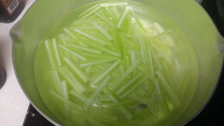 蒜油西芹虾仁,西芹,彩椒放入开水中煮1分钟