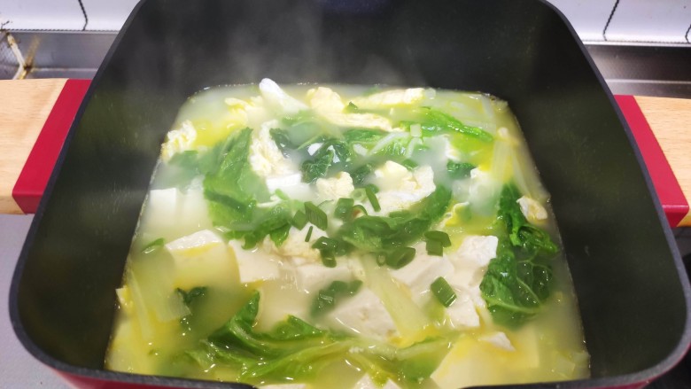 白菜豆腐汤,翻拌均匀,加入葱花即可。