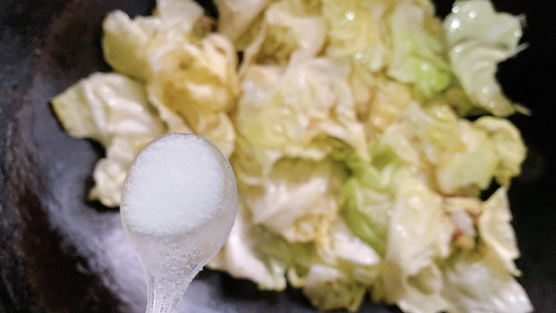 干锅包菜,包菜些许变软后,加适量盐调味
