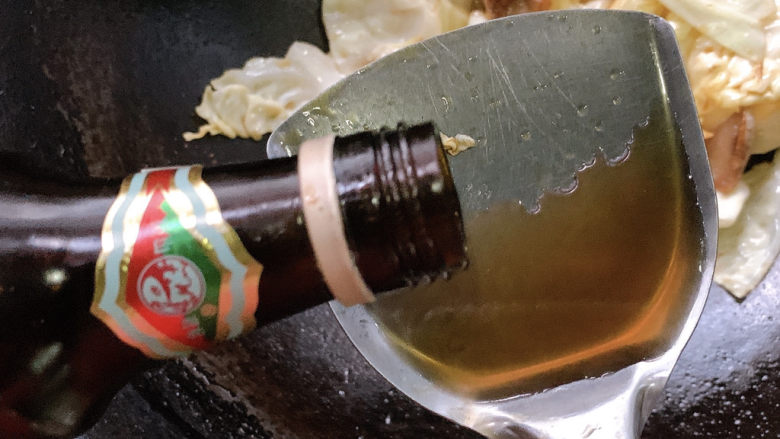 干锅包菜,转大火再加适量料酒,出锅前气味再升级~
