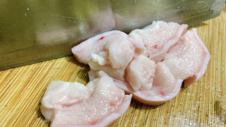 干锅包菜,肥肉切片或切丝备用,一会下锅煸炒会大大增香