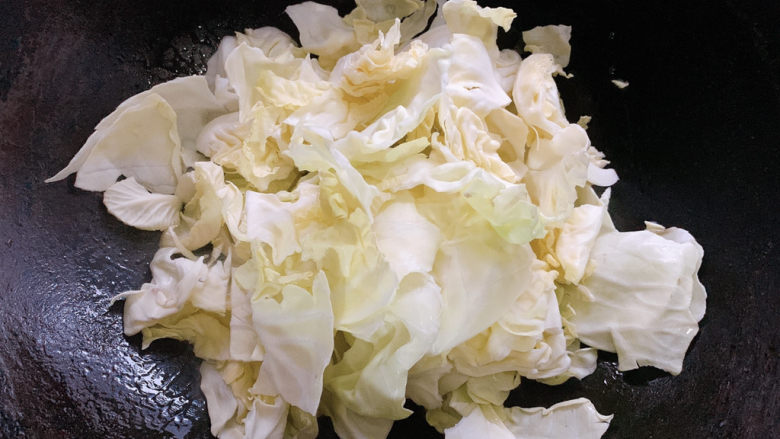 干锅包菜,将包菜叶加入锅中,中火快炒