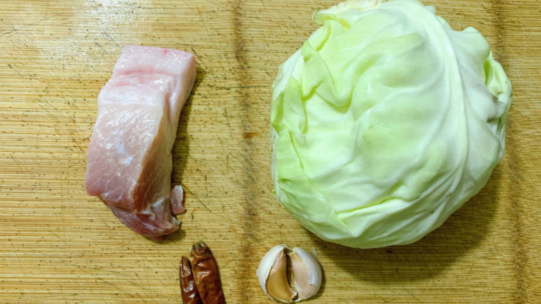 干锅包菜,食材如图,所示示意。