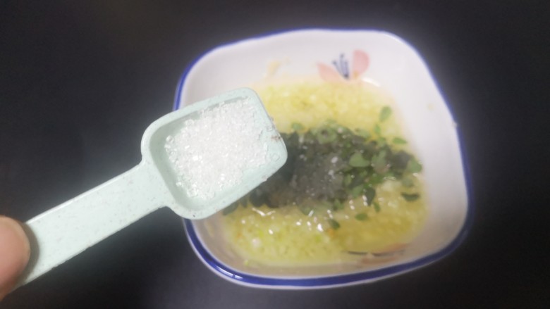 蒜油西芹虾仁,再加入<a style='color:red;display:inline-block;' href='/shicai/ 3683'>香草</a>,适量盐,白糖半小勺
可依个人口味增减