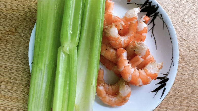 西芹炒虾仁,食材如图,所示示意。