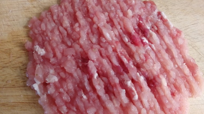 肉末炖豆腐,<a style='color:red;display:inline-block;' href='/shicai/ 11240'>梅花肉</a>先切颗粒,剁碎。
