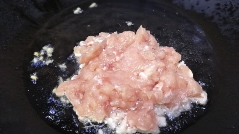 肉末炖豆腐,放入肉末,文火滑散。