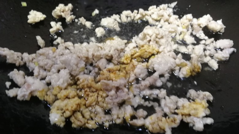 肉末炖豆腐,加一勺<a style='color:red;display:inline-block;' href='/shicai/ 788'>生抽</a>,文火炒匀提鲜。
