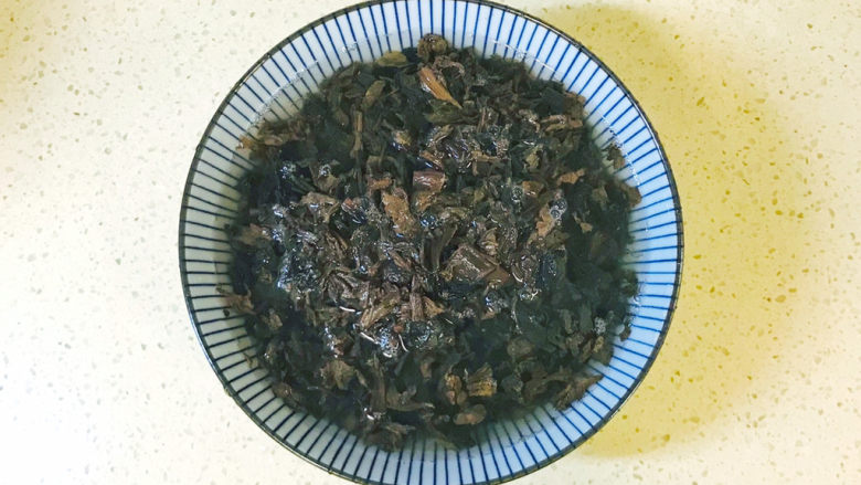 梅干菜肉包,<a style='color:red;display:inline-block;' href='/shicai/ 707'>梅干菜</a>提前用清水浸泡,我是浸泡了一个下午,去除咸味