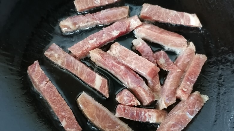 西芹炒牛肉,放入牛肉翻炒