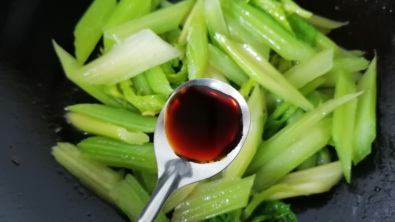 西芹炒牛肉,加入一勺<a style='color:red;display:inline-block;' href='/shicai/ 788'>生抽</a>提鲜