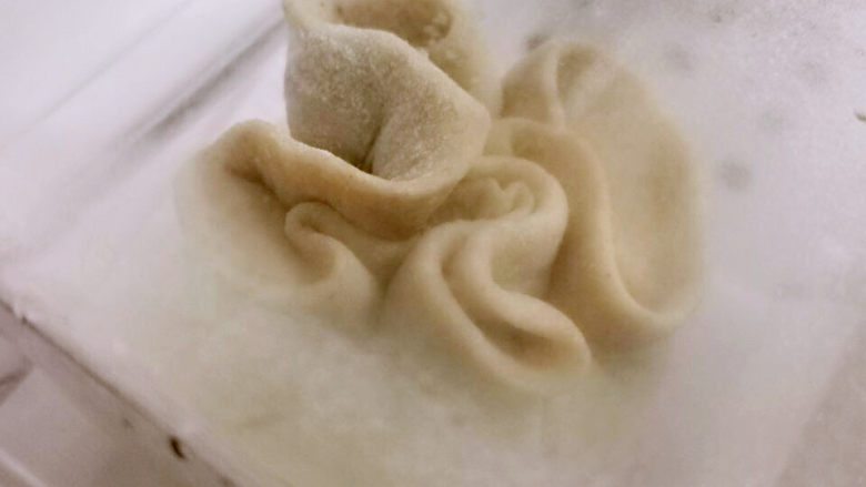 梅干菜肉包,包子变大,皮也舒展,就可以开蒸