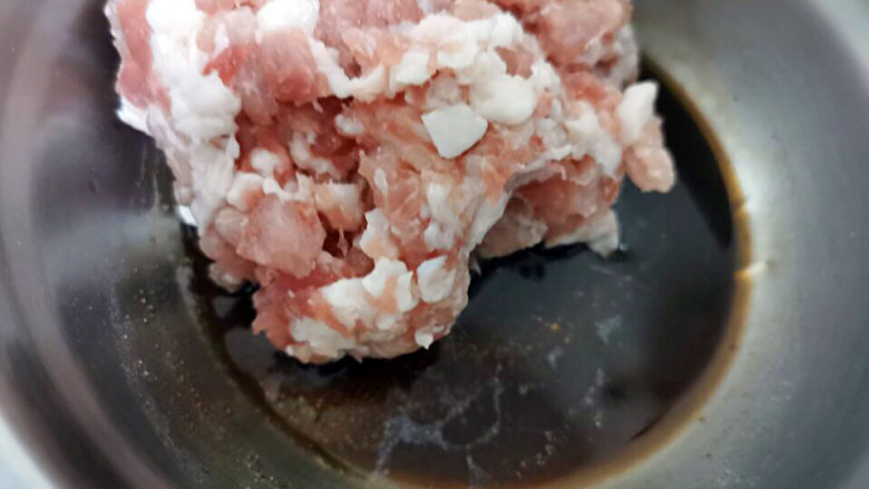 梅干菜肉包,生抽,老抽,胡椒粉,糖,料酒,香油,姜粉腌制肉末
