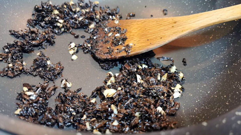 梅干菜肉包,加入生抽,糖,胡椒粉炒香梅干菜