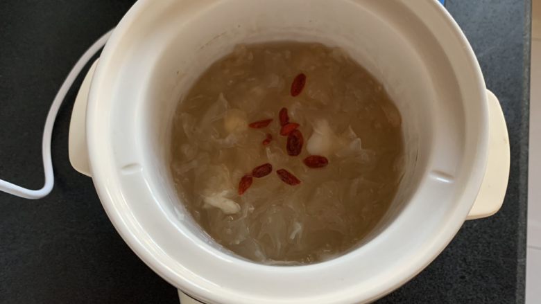 百合银耳莲子羹,时间到,放入<a style='color:red;display:inline-block;' href='/shicai/ 673'>枸杞</a>