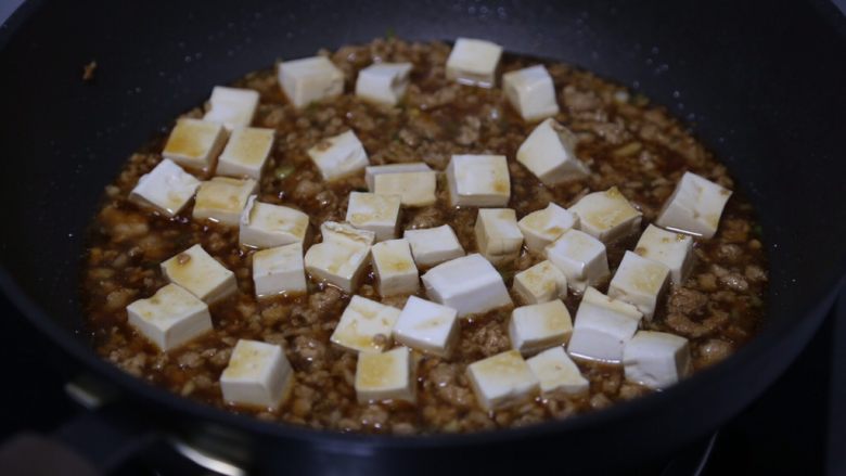 肉末炖豆腐,煮开后转小火慢炖7、8分钟