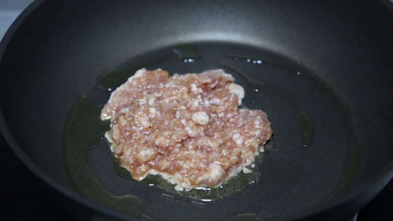 肉末炖豆腐,锅里烧热油，下肉末