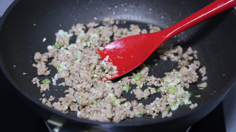 肉末炖豆腐,加入姜蒜末和葱白炒香