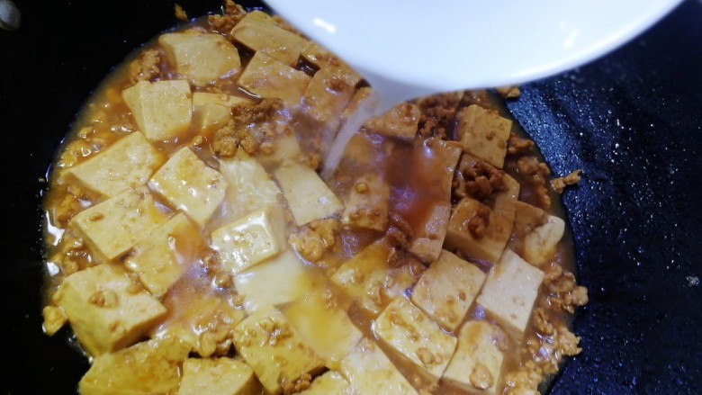 肉末炖豆腐,炖至汤汁剩下一少半,倒入半小碗水淀粉,文火烧至汤汁浓稠,撒上葱花即可。
