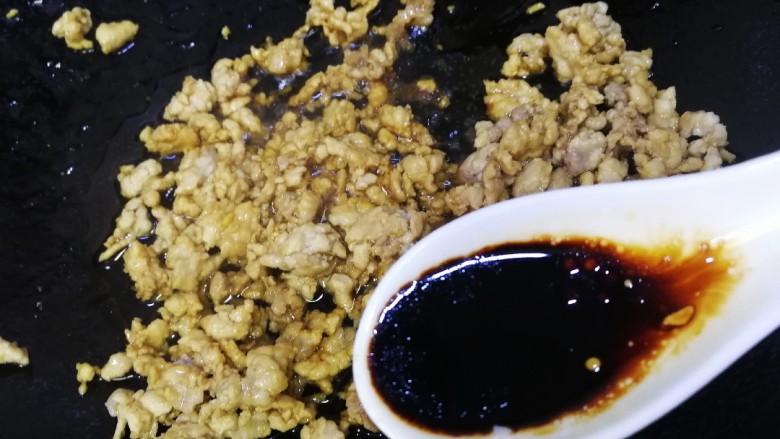 肉末炖豆腐,加半勺<a style='color:red;display:inline-block;' href='/shicai/ 762'>老抽</a>,文火炒匀上色。