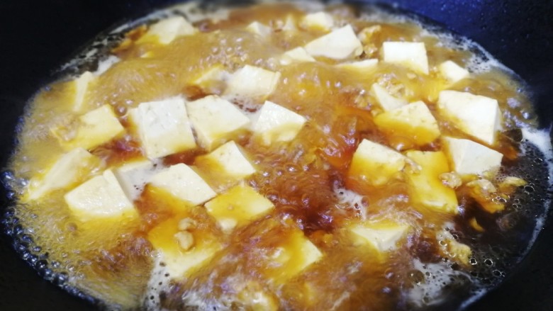 肉末炖豆腐,放入豆腐块,大火煮开。
