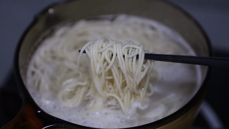 酸菜肉丝面,面团下锅煮熟