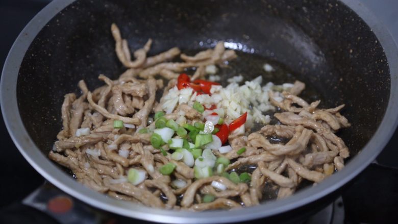 酸菜肉丝面,加入小米辣、蒜、葱白末