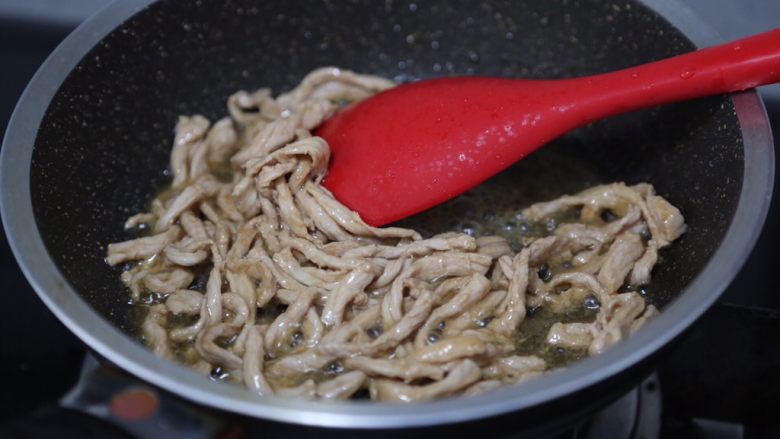 酸菜肉丝面,锅里烧热油，下肉丝翻炒至变色