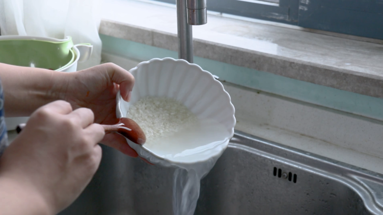 红枣南瓜粥,将<a style='color:red;display:inline-block;' href='/shicai/ 492'>大米</a>淘洗干净