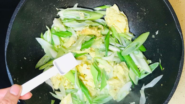 大葱炒鸡蛋,翻炒至大葱恹恹,撒入盐调味