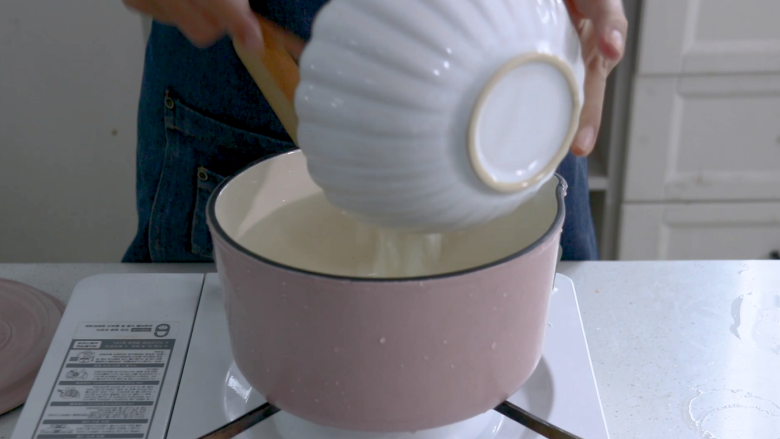 红枣南瓜粥,淘洗好的大米倒入锅中