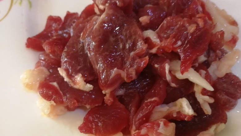 西芹炒牛肉,放入1g淀粉,半勺油,搅拌均匀。(炒的时候防粘还比较嫩滑。)