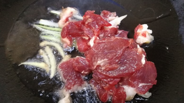 西芹炒牛肉,放入牛肉,文火炒散。