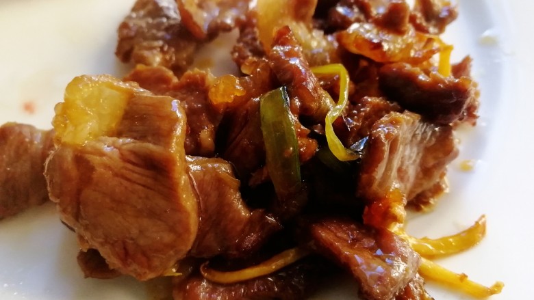 西芹炒牛肉,把牛肉先盛出,以免炒老。