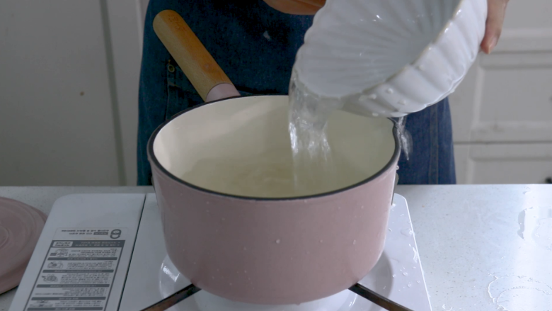 红枣南瓜粥,向锅中加入适量清水