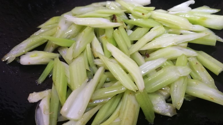 西芹炒牛肉,放入西芹,文火翻炒均匀至断生。(用底油无须再加油)